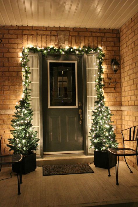 Christmas Trees By Front Door, Small Front Door Christmas Decor Ideas, Christmas Tree Outside Front Doors, Christmas Door Step Decor, Christmas Lights Front Door, Small Front Yard Christmas Decor, Front Door Xmas Decor Ideas Entrance, Front Christmas Decor, Diy Christmas Lights Outdoor