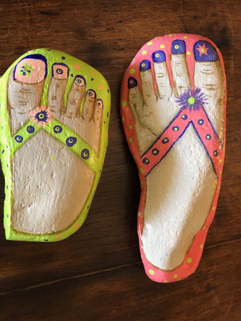 Flip flop painted rocks Flip Flop Painting Ideas, Flip Flop Rock Painting, Painted Flip Flops, Painted Flip Flops On Wood, Traditional Beaded Flip Flops For The Beach, Painted Rocks Kids, Painted Rocks Craft, Painted Rocks Diy, Painting Designs