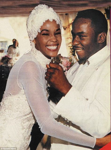 Whitney Houston + Bobby Brown on their wedding day 🤍 (1992) Whitney Houston Young, Blame Game, Top Knot Hairstyles, Jenni Rivera, Lovely Tops, Magical Wedding, Whitney Houston, Head Piece, Ex Wives