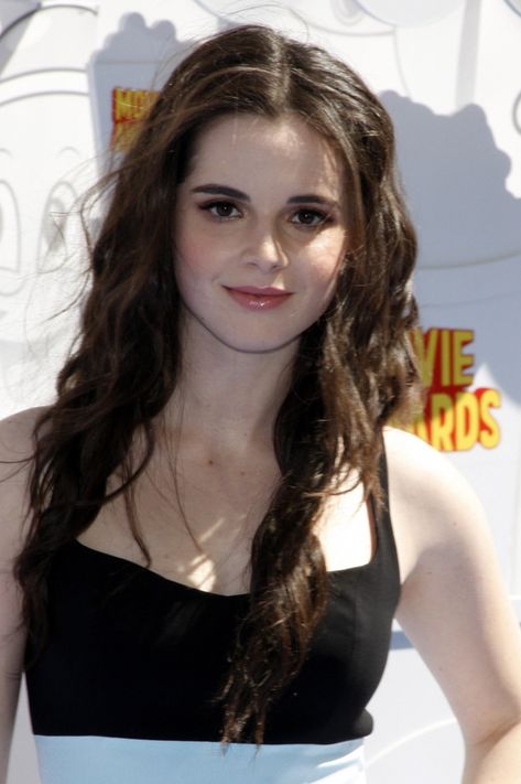 Vanessa Marano Ally Dawson, Vanessa Marano, Purple Contacts, Laura Marano, Austin And Ally, Face Sketch, Pretty And Cute, Hollywood, Actresses