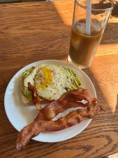 Avocado mash: salt pepper,everything but the bagel seasoning,lemon juice, hot honey Bacon Egg Avocado Toast, Avocado Toast With Bacon, Bacon Avocado Toast, Breakfast Avocado Toast, Toast Bacon, Breakfast Avocado, Avo Toast, Avocado Toast Egg, Birthday Vibes