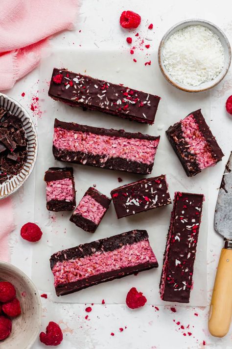 No Bake Fudge, Raspberry Bars, Coconut Slice, Raspberry Coconut, Raspberry Recipes, Fudge Brownie, Dried Raspberries, Slices Recipes, Chocolate Topping