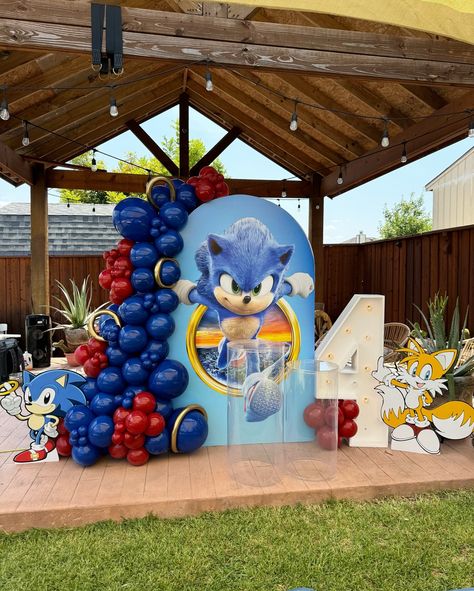 Sonic ⭐️ Beautiful backdrop and cutouts from: @any_time_print 🔥 Balloons store: @lilysdecorations_the_store 🎈 @kalisanballoons (dark blue) @megashine_novedadespeyma . . . . #birthdayboy #balloons #balloongarland #balloonstylist #backdrops #cutouts #marqueenumbers #allparties #kids #dfwpartyplanner #dfwpartyrentals #instaexplore #bosslady #smallbusinessowner #smallbusiness Sonic Decoration Ideas, Sonic Backdrop Ideas, Sonic Centerpieces, Sonic Themed Birthday Party, Sonic Backdrop, Sonic Birthday Party Ideas, Sonic The Hedgehog Birthday Party, Sonic Birthday Party, Cake Backdrops