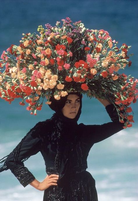 Barbey, Bruno - Woman Flower Seller- Beach- Nazaré, Portugal, 1985 Bruno Barbey, Miss Moss, French Photographers, We Are The World, Magnum Photos, World Cultures, People Of The World, 인물 사진, People Around The World