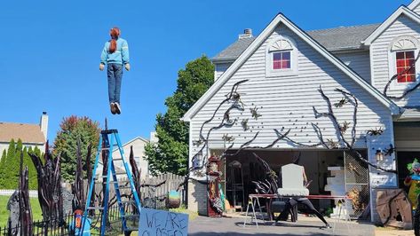 Viral 'Stranger Things' Halloween Display Back Up After Neighbor Complains Stranger Things Halloween Decorations, Stranger Things Halloween Party, Outside Halloween Decorations, Halloween Lawn, Stranger Things Halloween, Haunted Hotel, Loretta Lynn, Halloween Displays, Halloween Props