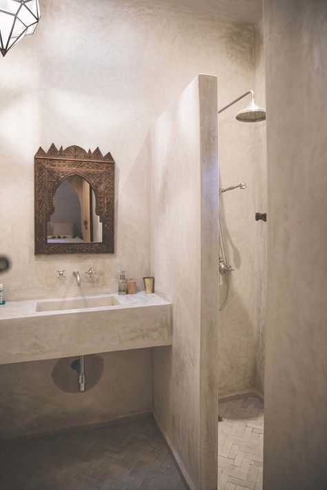 Riad BE Marrakech! A lovely boutique hotel in the heart of the souk. Polished Concrete Bathroom, Concrete Bathroom Design, Small Hotel Room, Concrete Shower, Wet Room Bathroom, Moroccan Bathroom, Moroccan Riad, Riad Marrakech, Italian Bathroom