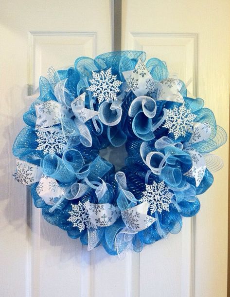 18 Chilly Handmade Winter Wreath Designs For Your Front Door Winter Wreaths January, Winter Mesh Wreath, Frozen Wreath, Yarn Ball Wreath, January Wreath, Mesh Wreaths Diy, Daisy Wreath, Ribbon Wreaths, Deco Mesh Wreaths Diy