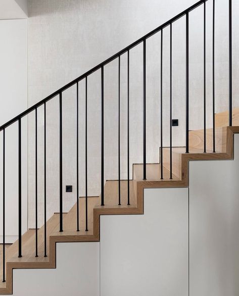 Minimal Stairs, Stair Design Architecture, Stair Railing Kits, Balustrade Design, Indoor Railing, Metal Stair Railing, Interior Stair Railing, Staircase Interior Design, Modern Railing