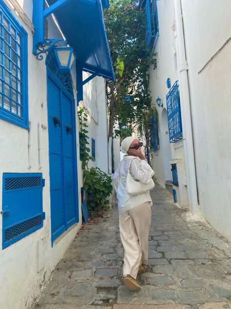 Tunisia, not greece <3 Tunisia Photo Ideas, Tunisia Outfit Ideas, Tunisia Outfit, Hijab Fits, Morocco Aesthetic, Vacation Pics, Travel Pose, Modern Hijab, Hair Wrap Scarf