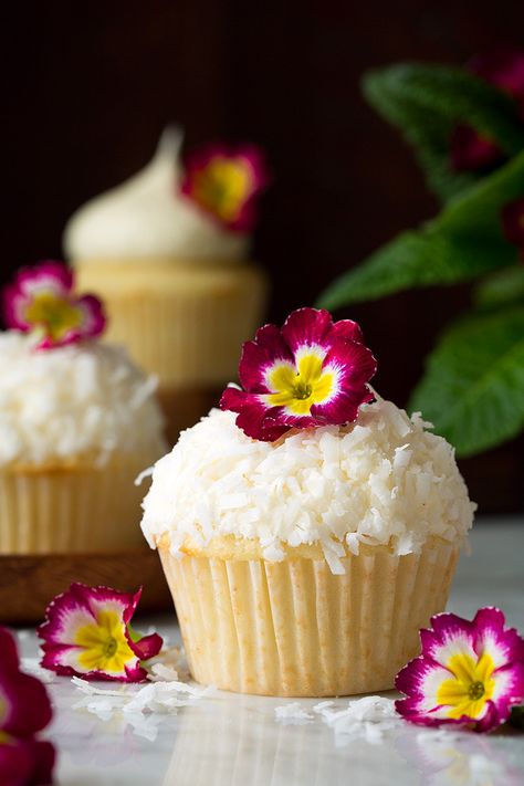 Coconut Buttercream Frosting, Coconut Cupcake Recipes, Cupcakes Amor, Cupcakes With Buttercream Frosting, Frost Cupcakes, The Best Cupcakes, Frosting Cupcakes, Cupcakes With Buttercream, Coconut Buttercream