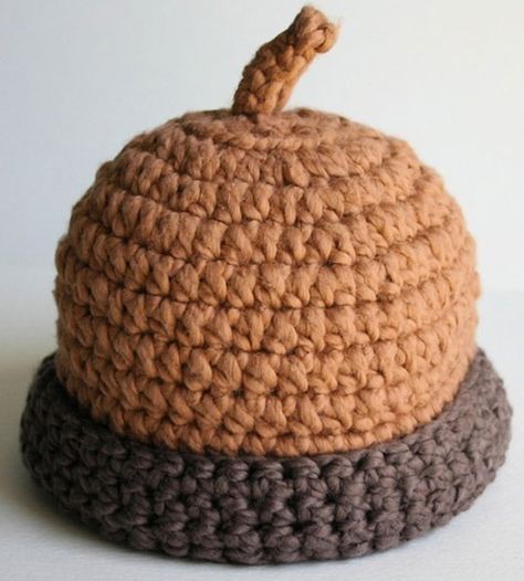 Acorn Crocheted Baby Hat - Great for Autumn. Crochet Olive, Acorn Hat, Crochet Kids Hats, Crocheted Hat, Mode Crochet, Haken Baby, Hat Ideas, Crochet Baby Hats, Diy Crochet Projects