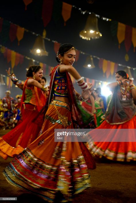 News Photo : People enjoying Garba dance in colorful... Garba Dance Photography Hd, Garba Dandiya Photography, Garba Dance Photography, Garba Pics, Navratri Garba Photo, Garba Photography Poses, Garba Images, Garba Photography, Garba Photo