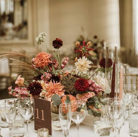 Fall Wedding Tablescapes Round, Wedding Tablescapes Round, Fall Wedding Tablescapes, Burgundy Wedding Theme, Nikah Decor, Italian Inspired Wedding, Pub Wedding, Autumn Wedding Reception, Maroon Wedding