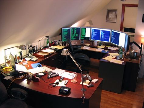 Tech Home Office, Attic Office, Attic Ideas, Desk Layout, Desktop Setup, Office Layout, Computer Room, Computer Setup, Home Office Setup