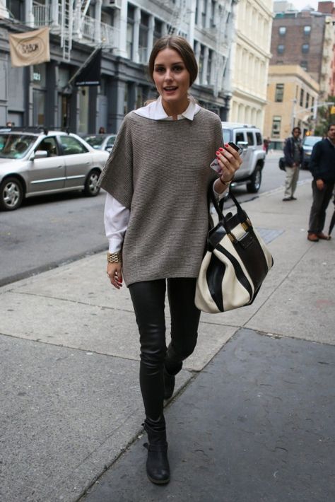 Layer short sleeve, boat-neck sweater with crisp white button up Olivia Palermo Outfit, 2015 Fashion Trends, Olivia Palermo Style, Mode Casual, Poncho Style, Olivia Palermo, Fashion Weeks, Winter Mode, 가을 패션