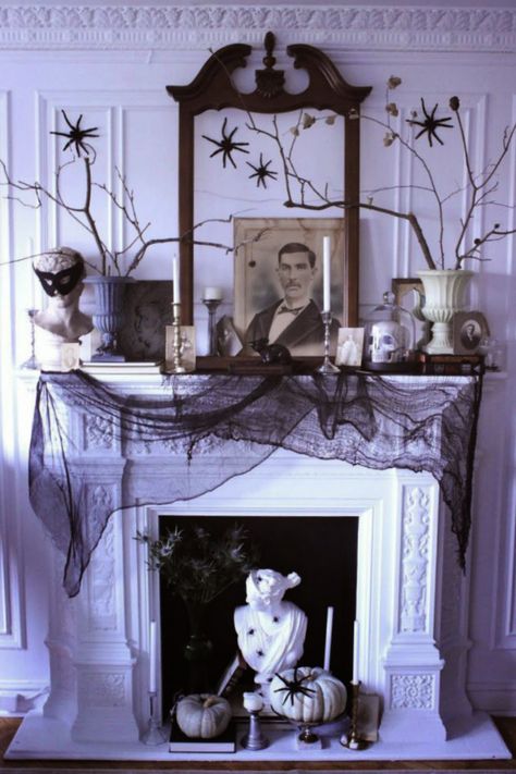 Halloween Mantel Decor, Chic Halloween Decor, Halloween Chic, Elegant Halloween Decor, Halloween Decorations To Make, Spooky Vintage, Halloween Fireplace, Vintage Spooky, Black White Halloween