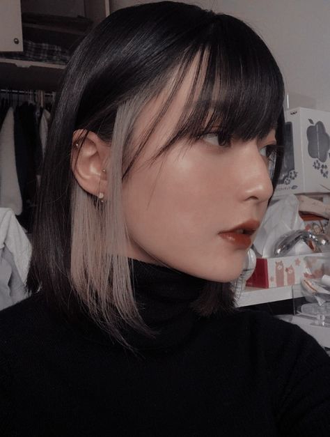 Michelle Aesthetic, Short Hairdo, Short Hair Color Ideas, The It Girls, Peekaboo Hair Colors, Dipped Hair, Lavender Hair Colors, Reality Shifting, Peekaboo Hair