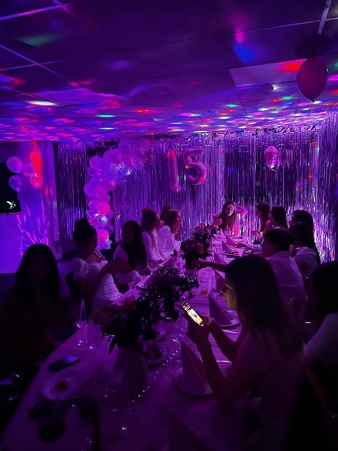 Birthday Theme Euphoria, Nightclub Party Theme, 16 Bday Aesthetic, Club Theme Party Ideas, Party With Friends Aesthetic, 17th Bday Party Ideas, Sweet 13 Birthday Party Ideas, Euphoria Party Aesthetic, 2000s Aesthetic Party