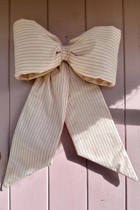 Pretty Bow Pieces For Your Home | SheerLuxe Christmas Kids Room, Friendsgiving Dinner Party, Bow Diy, Artisan Candles, Bow Tutorial, Wedding Balloons, Bedroom Doors, Winter Diy, Fabric Bows