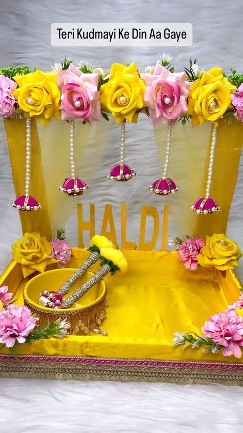 New haldi platter by @fatma_creations 💛 . . . . . #haldiplatter #explorepage #featured #haldiplatedecoration #haldiplatters… | Instagram Haldi Mehendi Platter, Haldi Platter Ideas, Mehendi Platter Ideas, Haldi Tray Decoration Ideas, Haldi Thali Decoration Ideas, Haldi Platter Decoration, Haldi Tray, Mehendi Platter, Mirror Dupatta