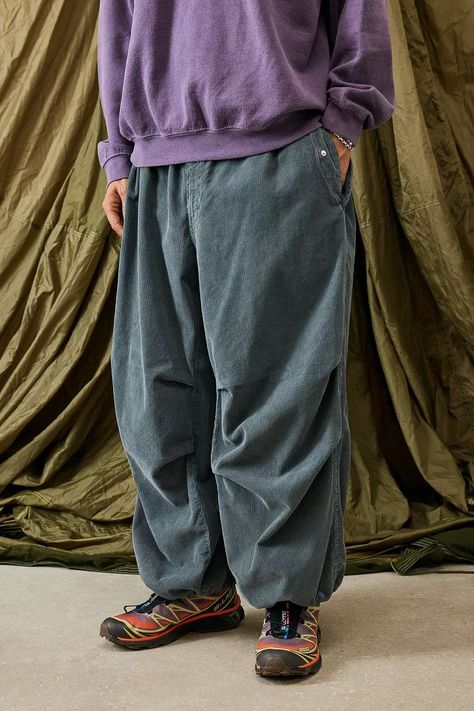 Baggy Tech Pants, Corduroy Pants Outfit, Balloon Silhouette, Cargo Outfit, Tech Pants, Pants Outfit Men, Balloon Pants, Mens Outfit Inspiration, Baggy Pant