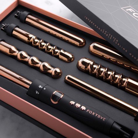 Time to tell your other hot tools to buzz off, the Queen bee of curling wands is here! FoxyBae’s Le’SE7EN is designed with our signature Rose Gold T Koleksi Makeup, Curling Wands, Hair Tool Set, Curling Wand Set, Hair Supplies, Curling Wand, Straightening Brush, Hot Tools, Rose Gold Hair