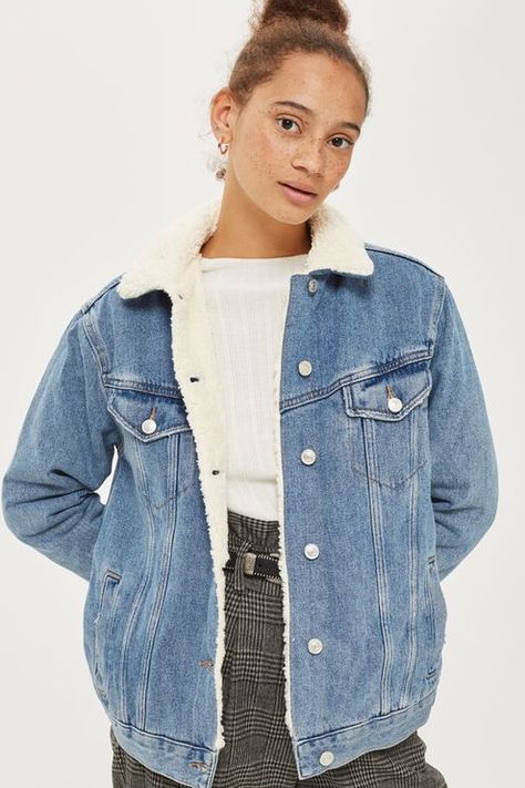 Borg Jacket Outfit, White Jean Jacket Outfits, Denim Jacket Looks, Winter Hippie, School Jacket, Sherpa Denim Jacket, Jacket Outfit Women, Jean Jacket Outfits, Borg Jacket