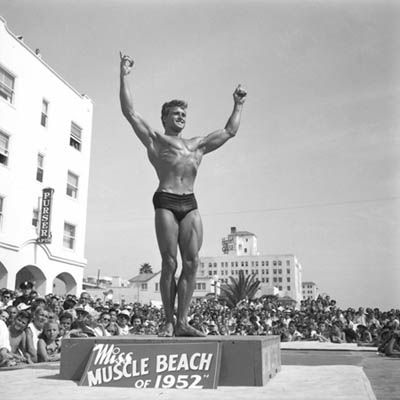 Muscle beach by Andre de Dienes Vintage Muscle Men, Muscle Beach, Elliptical Trainer, Tuesday Motivation, Strength Conditioning, Vintage Muscle, Business Training, Beach Ready, Arnold Schwarzenegger