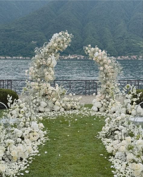 Semi Arch Wedding, Wedding Ceremony Tree Decor, Curved Table Wedding, Unique Wedding Arch Ideas Outdoor, All White Flower Wedding, White Flower Arch Wedding Outdoor, Saint Tropez Wedding, White Flower Wedding Arbour, Ceremony Arch White Flowers