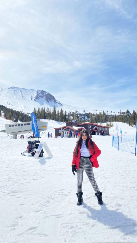 Manali Outfit Ideas, Snow Outfits For Women, Kashmir Trip, Snow Outfits, Aditi Bhatia, Trendy Outfits Inspiration, Smart Casual Women Outfits, Snow Photoshoot, Travel Pose