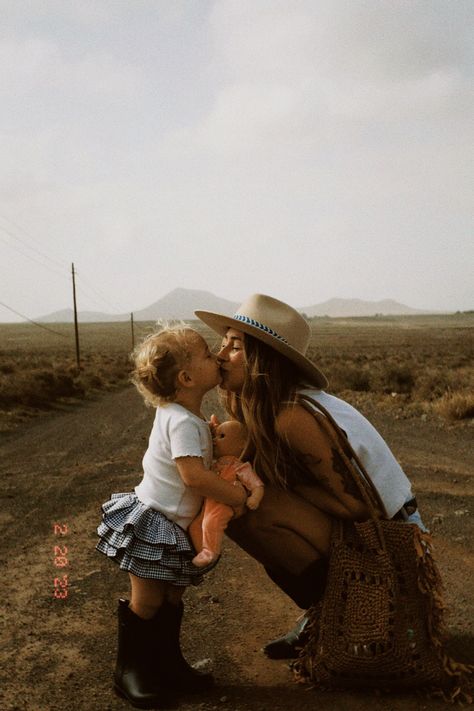 Crunchy Mum Aesthetic, Homebound Meredith Trapp, Mommy And Me Farm Photo Shoot, Western Boho Family Photos, Organic Mom Aesthetic, Western Photoshoot Family, Western Family Aesthetic, Western Mom Aesthetic, Montana Family Photos