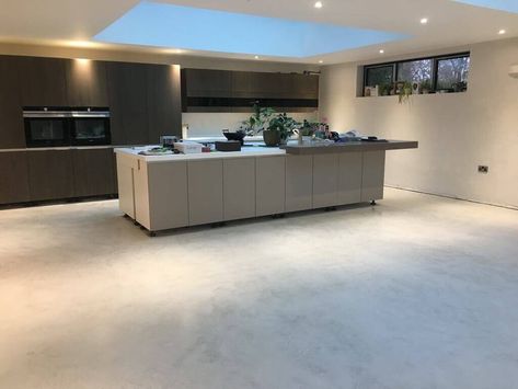 Microcement Floors: Find Out the Benefits and Its Types Micro Concrete, Rustic Flooring, Unique Flooring, Simply White, Polished Concrete, Floor Finishes, Work Surface, Concrete Floors, Kitchen Flooring