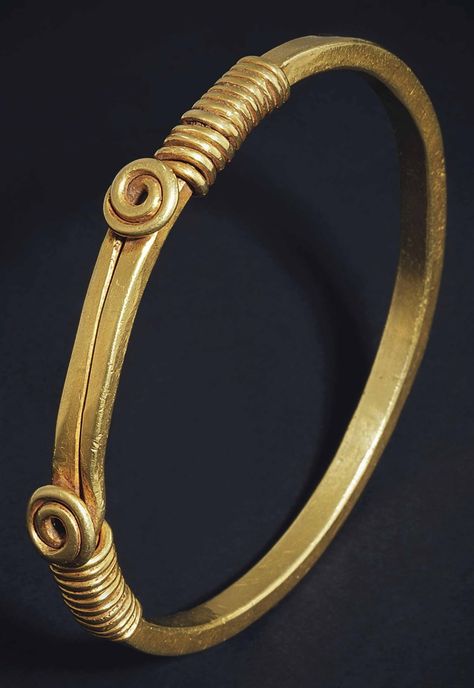 ancientjewels: “ Gold Roman bracelet, c. 2nd century CE. From Christie’s Auctions. ” Roman Bracelet, Imperiul Roman, Ancient Roman Jewelry, Ancient Jewels, Roman Jewelry, Ancient Jewellery, Solid Gold Bracelet, Historical Jewellery, Medieval Jewelry