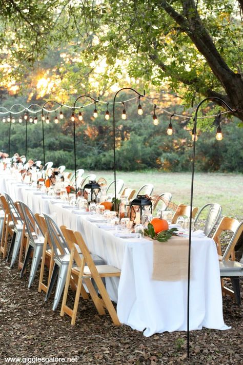 Summer Backyard Party Decorations, Backyard Bonfire Party, Rehearsal Dinner Ideas, Farm To Table Dinner, Outdoor Dinner Table, Summer Backyard Parties, Bbq Rehearsal Dinner, Backyard Party Decorations, Backyard Dinner Party