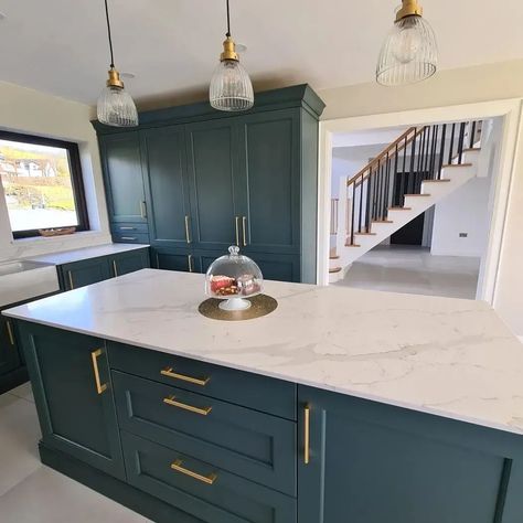 Dark green kitchen cabinets with brass handles Farrow And Ball Inchyra Blue, Dark Blue Kitchen Cabinets, Small Kitchen Colors, Farrow And Ball Kitchen, Blue Green Kitchen, Repainting Kitchen Cabinets, Dark Blue Kitchens, Blue Paint Color, Blue Kitchen Island