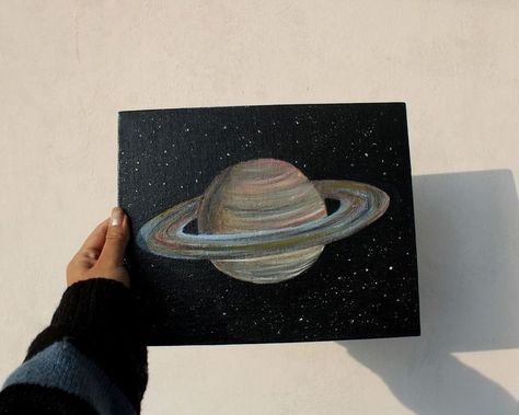 Saturn Painting Aesthetic, Painting Of Saturn, Lukisan Ideas, Saturn Painting Acrylic, Painting Saturn, Saturn Painting, Saturn Drawing, Circular Canvas Painting, Canvas Art Painting Acrylic