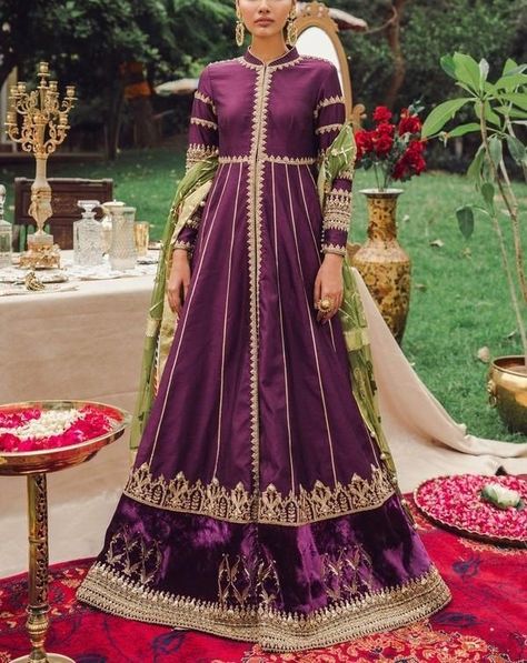 Plate/Chunat Style Frock Design Purple Pakistani Dress, Gold Hijab, Dress Party Wear, Frock Designs, Pakistani Formal Dresses, Purple Wedding Dress, Bridal Dresses Pakistan, Pakistani Wedding Outfits, Beautiful Pakistani Dresses