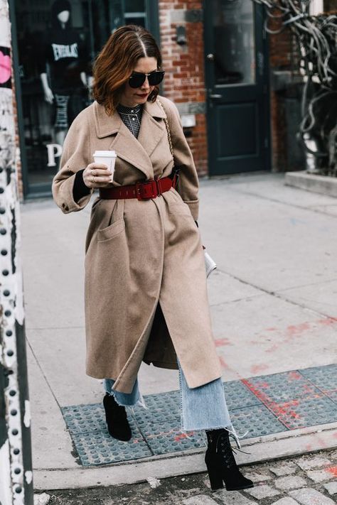 Put A Belt On It! 7 Ways To Style Your Coat #refinery29 http://www.refinery29.com/belt-over-coat-styling-tips#slide-4 Belted Coat Outfit, Coats Outfits, How To Wear Belts, Fall Outfits Women 20s, Neutral Coat, Mantel Outfit, Workwear Capsule, Nyfw Street Style, Red Belt