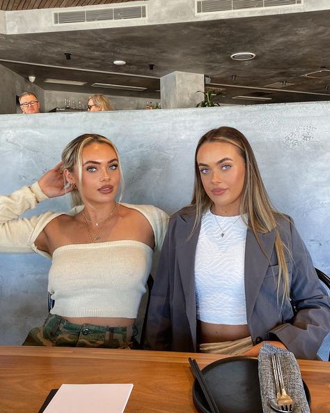 Mescia Twins, Influencers Fashion, Gold Star, 3 Things, Gold Stars, Influencer, Ash, Twins, Stars