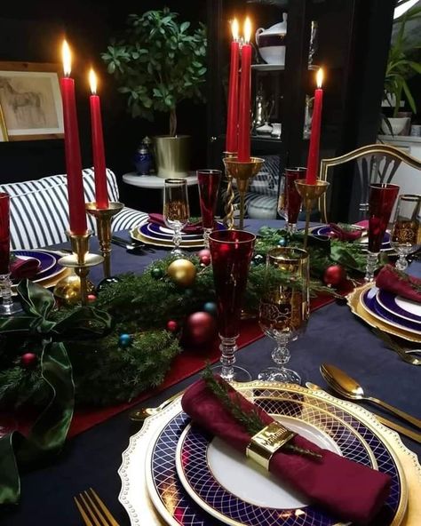 Gothic Dinner Party, Traditional Table Setting, Festive Tablescape, Traditions Around The World, Christmas Dining Table, Christmas Shoot, Table Setting Decor, Gold Christmas Decorations, Dinner Table Decor