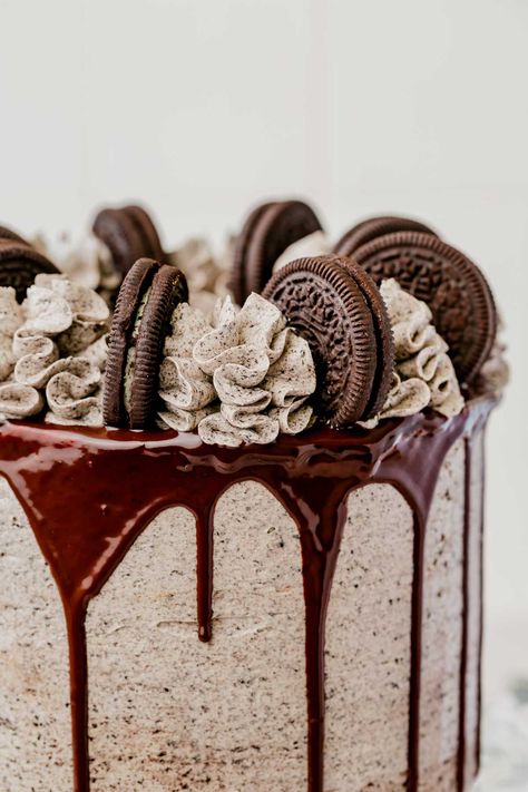 Indulge in our decadent Oreo Swiss buttercream frosting – creamy, rich, and perfect for cakes, cupcakes, and more. Try it now! Chocolate Cake Oreo, Swiss Buttercream Frosting, Oreo Chocolate Cake, Yogurt Rice, Chocolate Cake Icing, Brown Beans, Oreo Crunch, Buttermilk Chocolate Cake, Oreo Cookie Cake