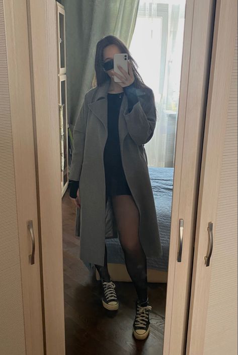 gray coat with a black mini skirt and black sunglasses, converse sneakers look 😎 Converse And Coat Outfit, Converse Outfit Winter, Converse Outfit, Gray Coat, Sneakers Looks, Outfits With Converse, Cute Preppy Outfits, Grey Coat, Converse Sneakers