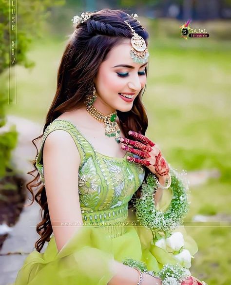 Mehendi Looks For Bride, Eid Dpz, Pakistani Bridal Makeup Hairstyles, Beautiful Jewish Women, Mehndi Makeup, Hair Style On Saree, Pretty Dresses Casual, Indian Bridesmaid Dresses, Bride And Groom Outfits