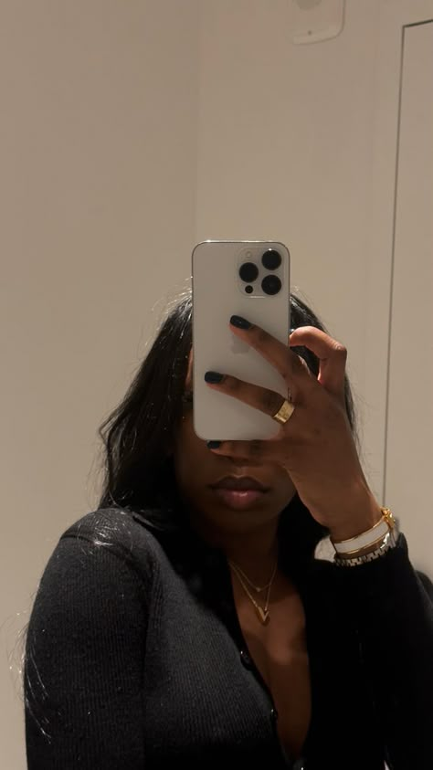 Black Woman Mirror Selfie, No Face Mirror Selfie Black Women, Faceless Black Woman Aesthetic, No Face Black Women, Black Woman Aesthetic Faceless, Faceless Black Woman, Mirror Selfie Black Women, Faceless Photo Ideas, Faceless Poses