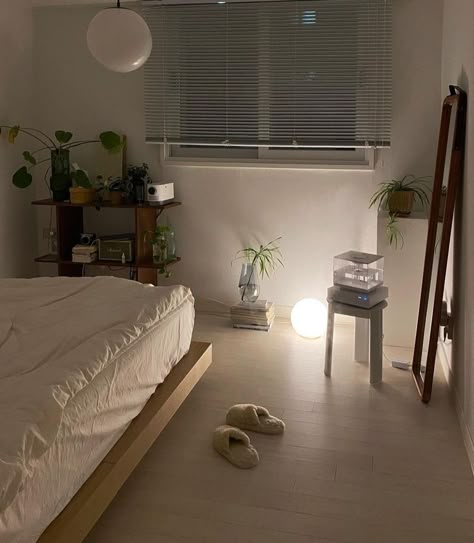 Small Apartment Vibes, Korean Minimalist Bedroom, Michelle Choi Apartment, Apartment Aesthetic Minimalist, Minimalist Apartment Aesthetic, Small Boho Bedroom, Aesthetic Small Bedroom, Room Decor Ideas Bedroom, Ideas Bedroom Aesthetic