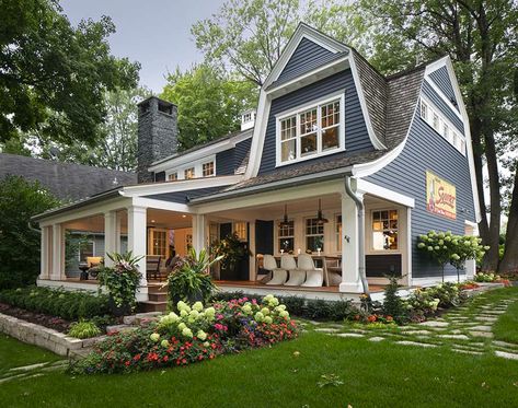 A dreamy cottage on a Minnesota lake has a sophisticated modern vibe Shore House, American Houses, Lake Living, Beautiful Cottages, Lake Cottage, Beautiful Houses, House Exteriors, Dream House Exterior, House Goals