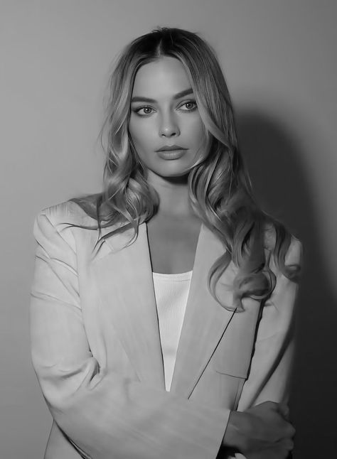 Margot Robbie Focus, Margot Robbie Photoshoot, Seasons In The Sun, Imperfection Is Beauty, Emma Frost, Women Bride, Celebrity Portraits, Long Hair Women, Margot Robbie