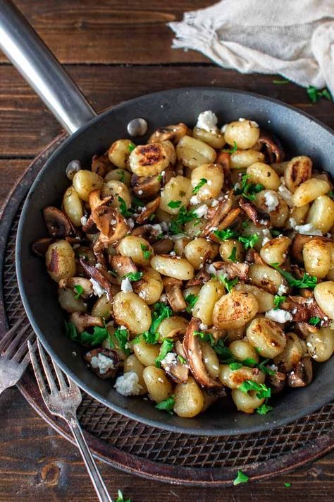 Potato gnocchi with mushrooms and feta Gnocchi With Mushrooms, Vegetarische Diners, Potato Gnocchi, Feta Recipes, Pasta Fatta In Casa, Gnocchi Recipes, God Mat, Iftar, Vegetarian Dishes