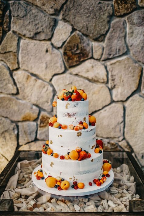 Apple Wedding Cake, Summer Wedding Cake Ideas, Summer Wedding Cake, Strawberry Wedding Cakes, Orange Wedding Cake, Wedding Cake Peach, Fruit Wedding Cake, Wedding Cake Ombre, Fruit Wedding