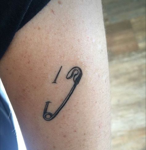 Safety Pin Collar Bone Tattoo, 79 Tattoo, Tattoo Idea For Women, Safety Pin Tattoo, Hanger Tattoo, Bones Tattoo, Pin Tattoo, Idea Tattoo, Grunge Tattoo